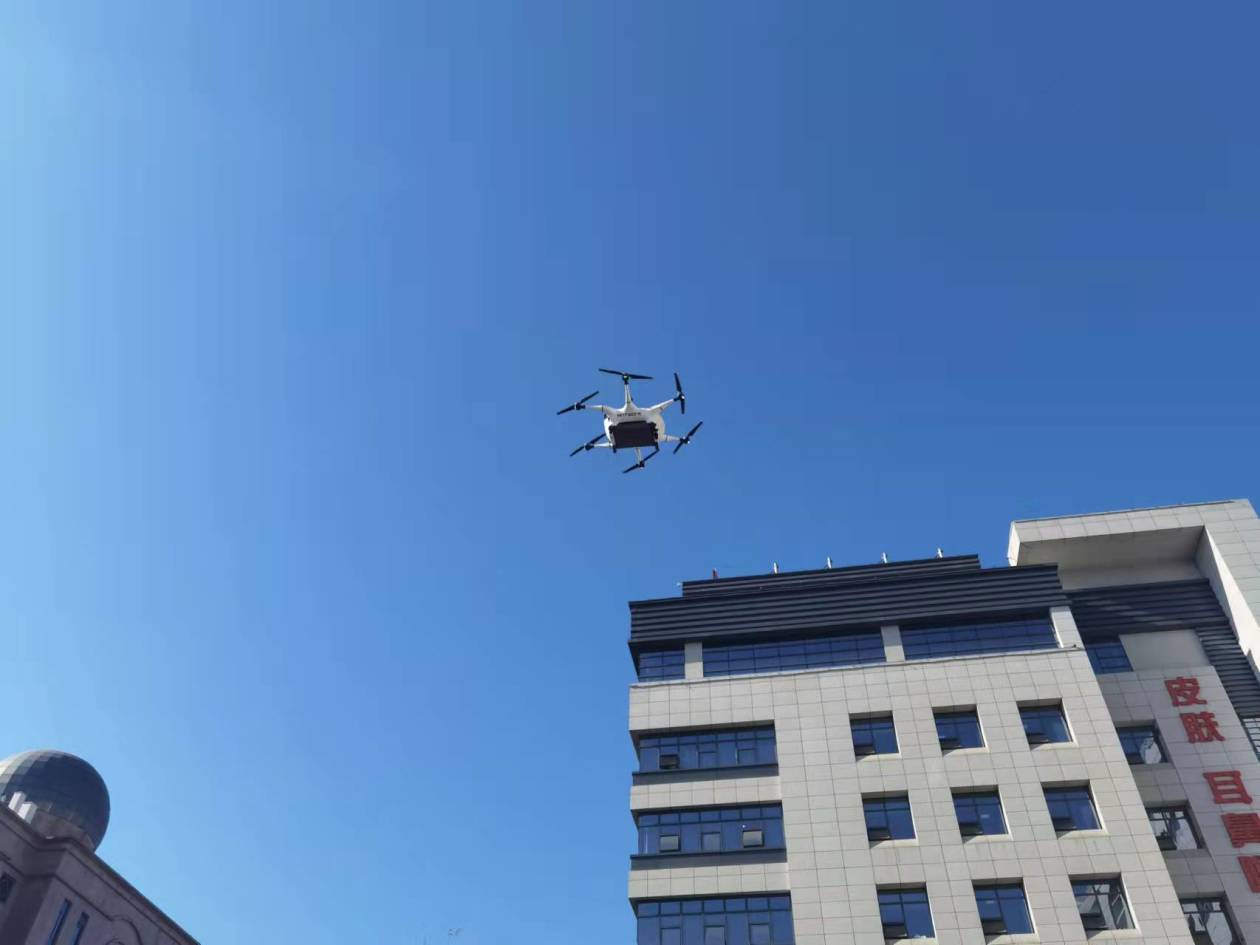 防疫有方 西安一醫(yī)院6分鐘內(nèi)通過(guò)無(wú)人機(jī)跨院區(qū)送藥成功(圖1) 防疫有方 西安一醫(yī)院6分鐘內(nèi)通過(guò)無(wú)人機(jī)跨院區(qū)送藥成功(圖1)