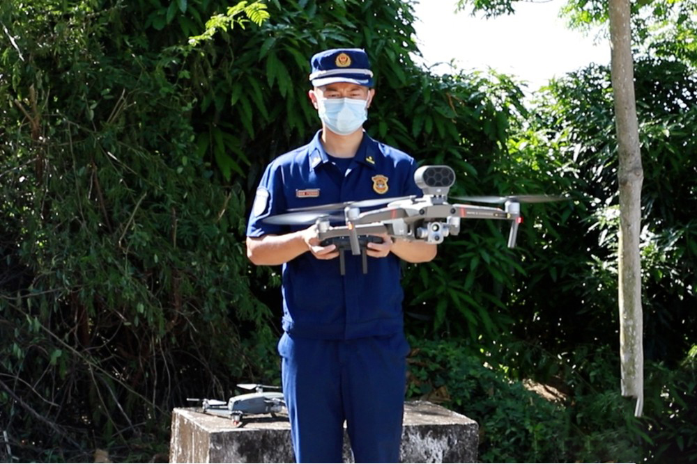 無(wú)人機(jī)空中喊話提醒群眾清明祭掃注意防火(圖1)