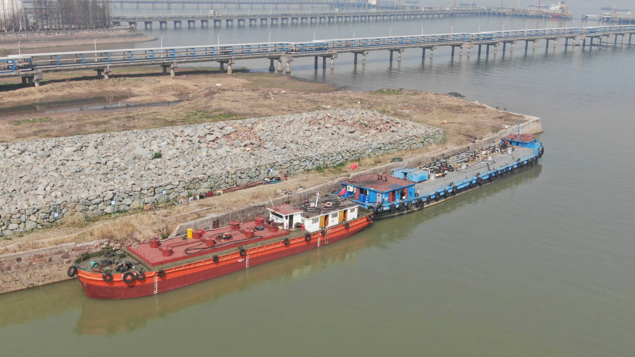 無人機(jī)巡邏構(gòu)筑江陰港口涉外疫情防控防線(圖1) 無人機(jī)巡邏構(gòu)筑江陰港口涉外疫情防控防線(圖1)