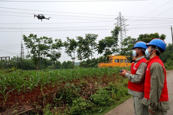 江夏區(qū)開(kāi)展配網(wǎng)線(xiàn)路的無(wú)人機(jī)自主巡檢工作(圖1)