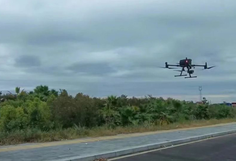 高坪區(qū)檢察院?jiǎn)⒂脽o(wú)人機(jī)開(kāi)展疫情防控工作(圖1) 高坪區(qū)檢察院?jiǎn)⒂脽o(wú)人機(jī)開(kāi)展疫情防控工作(圖1)