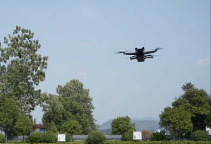 無(wú)人機(jī)高空巡航全面筑牢宜章縣森林防火防線(xiàn)(圖1)