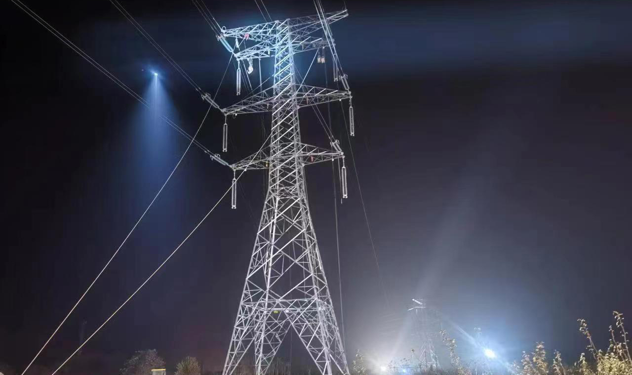 系留無(wú)人機(jī)照明系統(tǒng)助力陜西電網(wǎng)夜間高空作業(yè)(圖1)