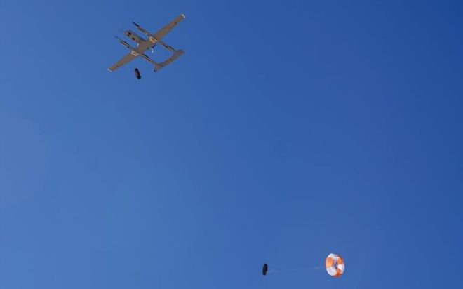 美國(guó)陸軍正在練習(xí)利用無(wú)人機(jī)向戰(zhàn)場(chǎng)提供血液(圖1)