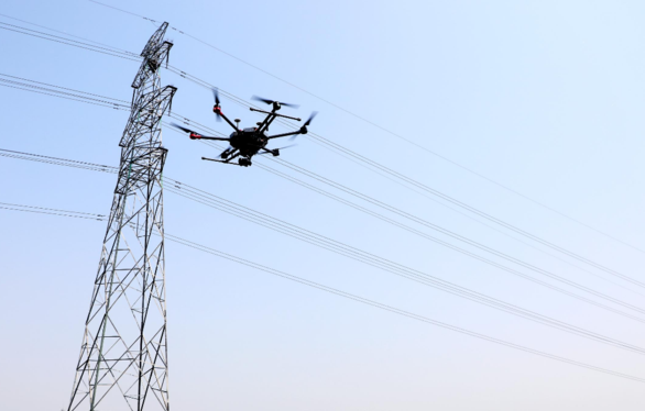 深圳光明供電局用無人機(jī)開展架空線路精細(xì)化“體檢”(圖1) 深圳光明供電局用無人機(jī)開展架空線路精細(xì)化“體檢”(圖1)