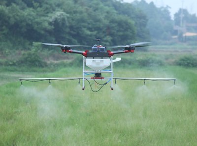 交警用無(wú)人機(jī)“喊話”市民戴頭盔(圖1)