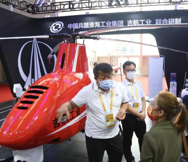 國內(nèi)最大有效載荷無人直升機(jī)亮相珠海航展(圖1) 國內(nèi)最大有效載荷無人直升機(jī)亮相珠海航展(圖1)
