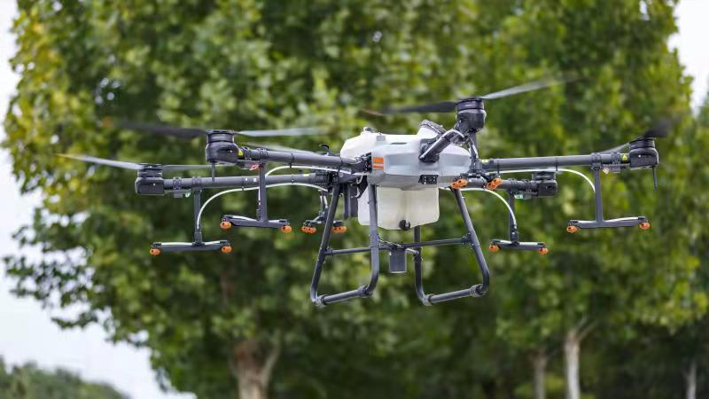 無(wú)人機(jī)消殺美國(guó)白蛾 防止蛾蛹入土越冬(圖1) 無(wú)人機(jī)消殺美國(guó)白蛾 防止蛾蛹入土越冬(圖1)