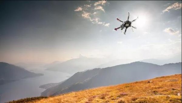 瑞典無人機(jī)攜帶AED挽救七旬老人生命(圖1) 瑞典無人機(jī)攜帶AED挽救七旬老人生命(圖1)